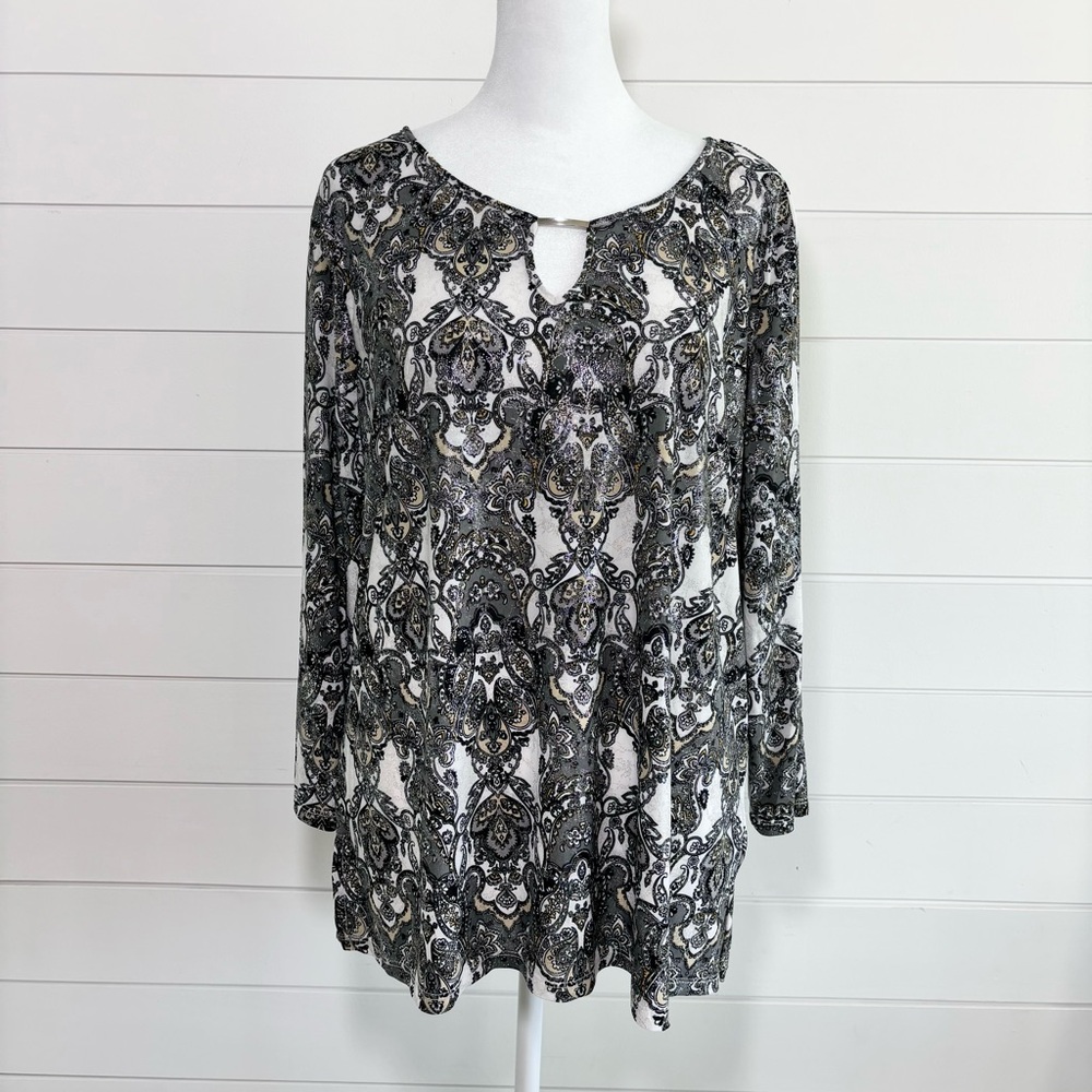 Emily‎ Daniels Silver top Size XL 3/4 Sleeve Crew Neck
Blouse